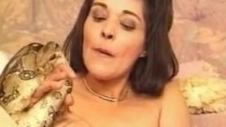 Толстые лесбиянки дрочат пизды змеей секс с присмыкающим
