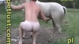 Молодой голый гей дрочит лошади на лужайке