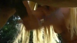 Раскрепощенная блондинка целует пенис коня зоо видео в качестве